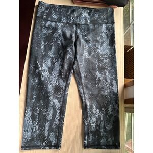 Alo Yoga Women Black Grey Snakeskin Print Cropped Leggings Capris Size M‎
